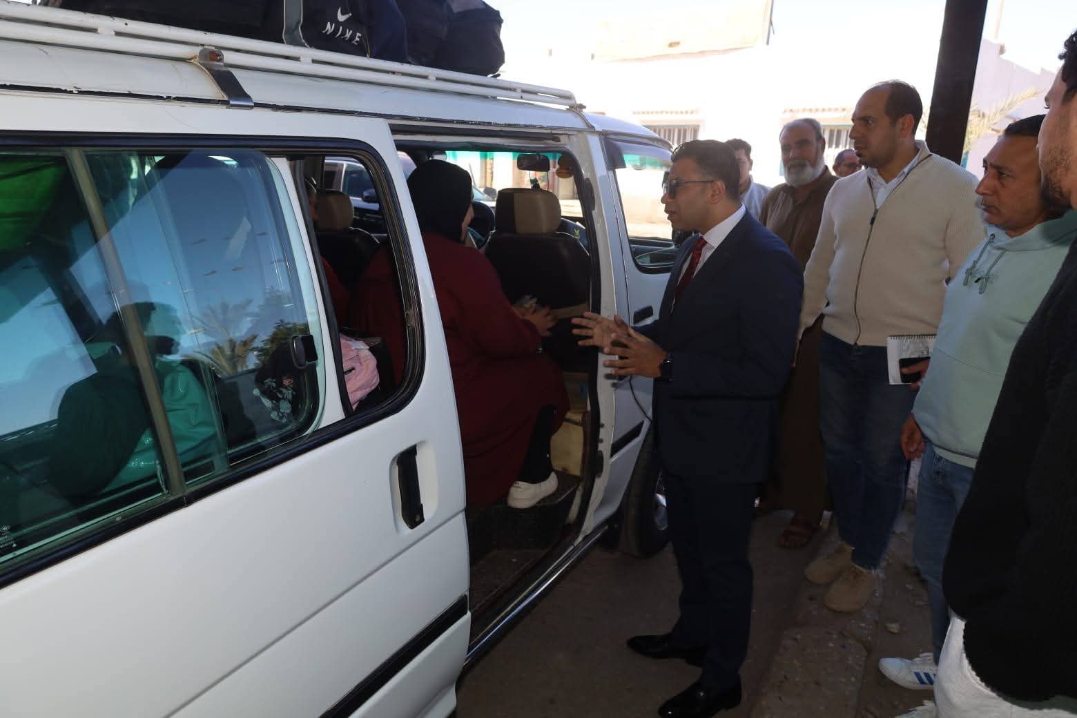 عقب إعتماد التعريفة الجديدة لسيارات الأجرة .. نائب محافظ السويس يتفقد مواقف السيارات