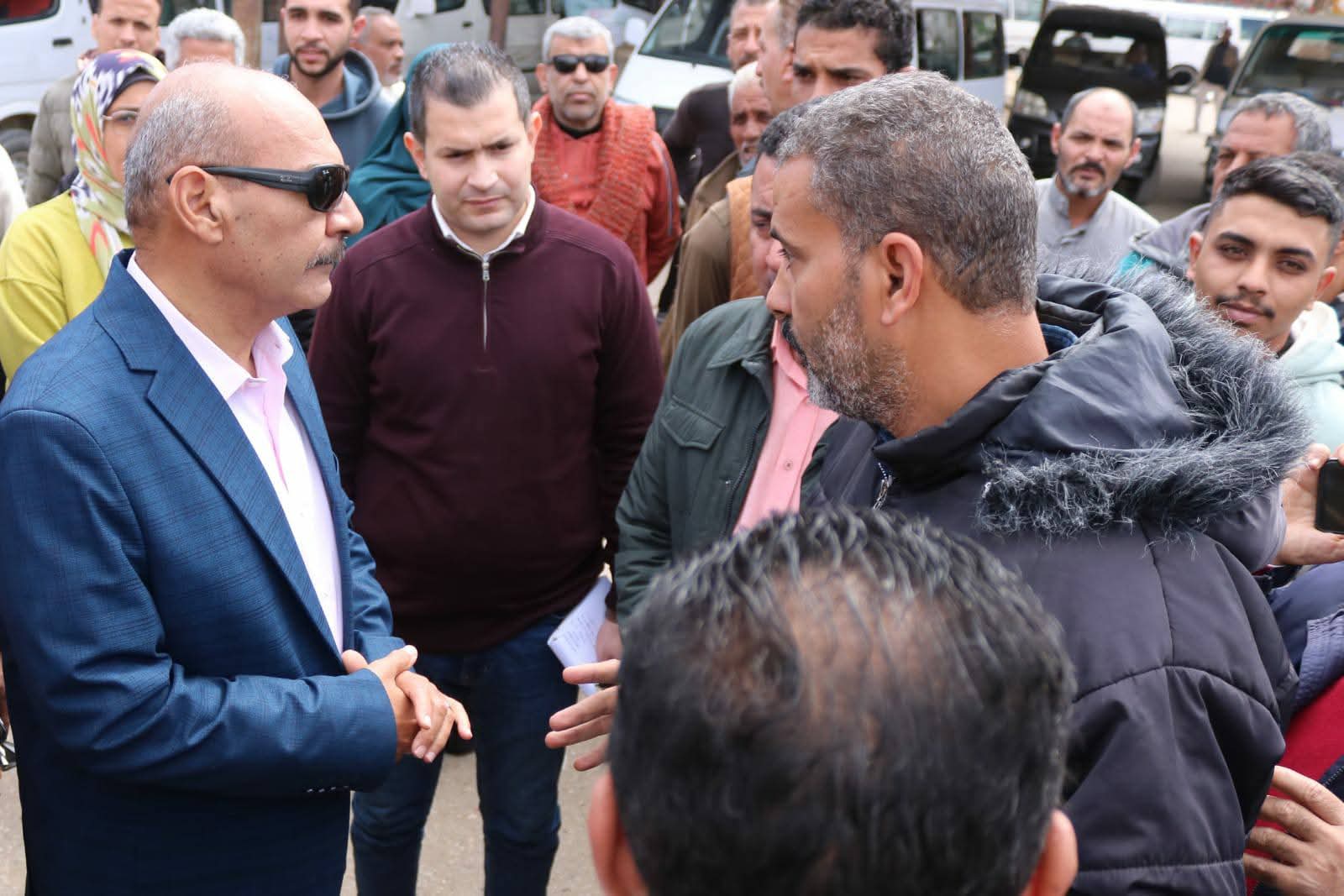محافظ السويس في موقف سيارات الأنصاري : السائق المخالف لتعريفة الأجرة الجديدة سيحاكم