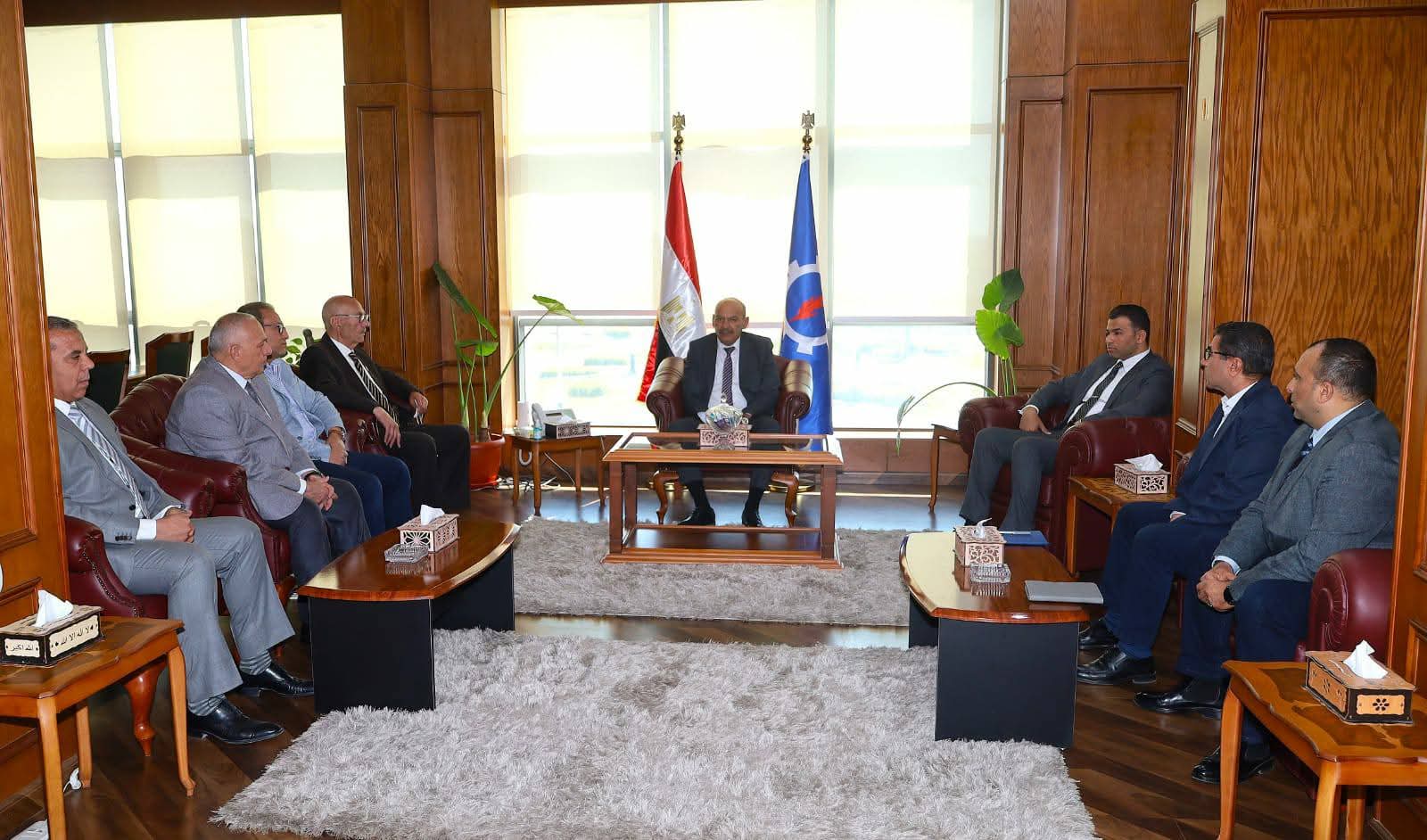 محافظ السويس يوجه الشكر للمستشارين علي جهودهم في خدمة المحافظة