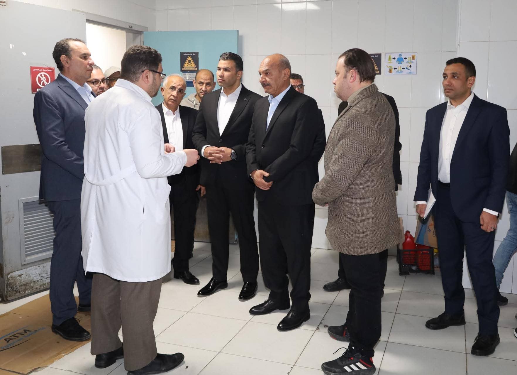 ” محافظ السويس ” يفاجيء المجمع االطبي لمتابعة مستوى الخدمات