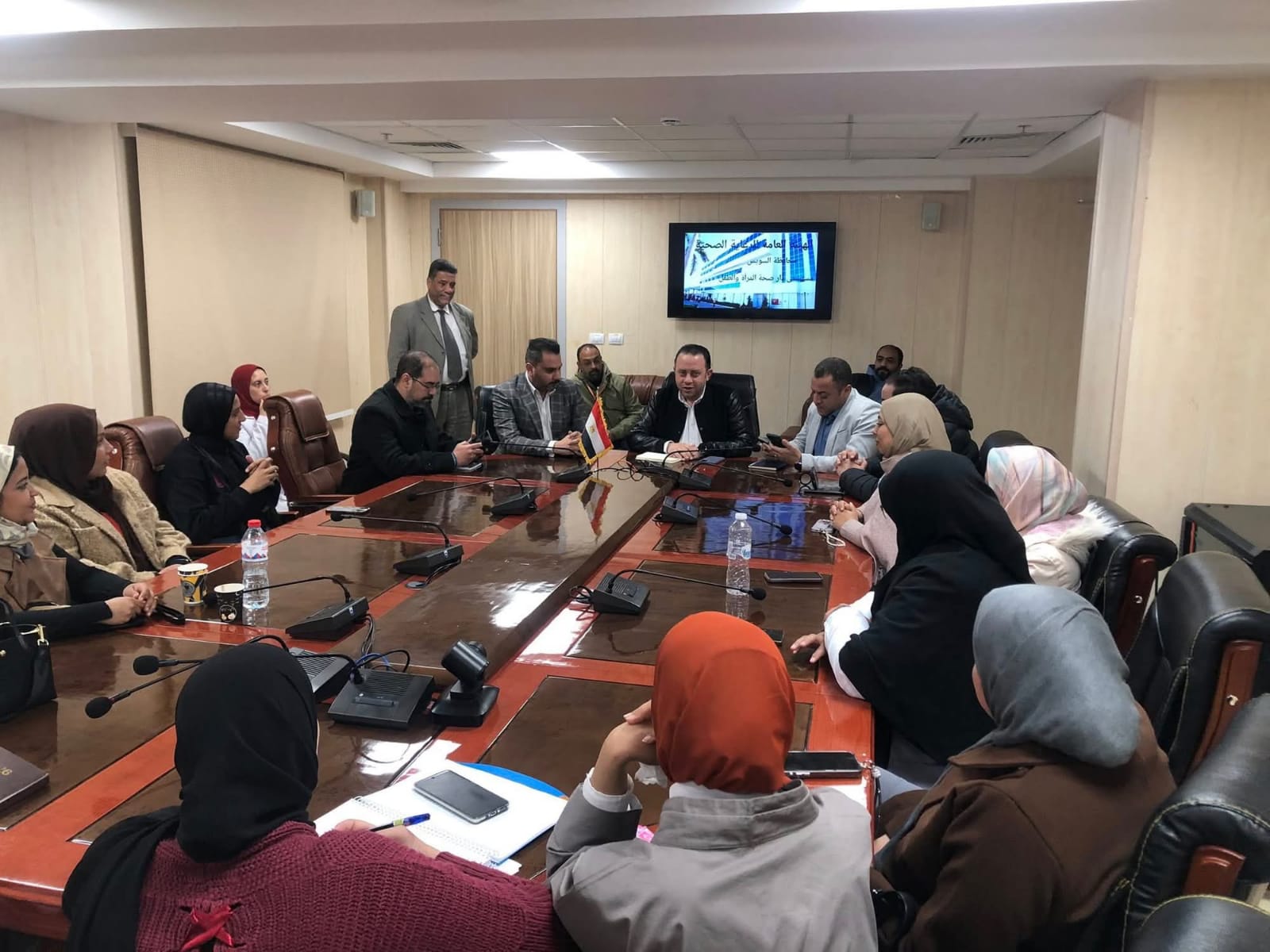 مدير الرعاية الصحية بالسويس يجتمع بإدارة مستشفى دار صحة المرأه