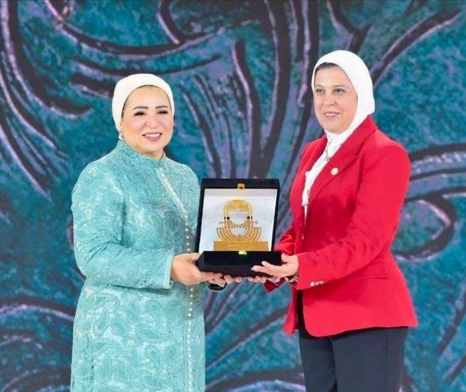 فرع السويس يبعث بتهنئة المدير التنفيذي للهلال الأحمر لتكريم ” إنتصار السيسي” لها