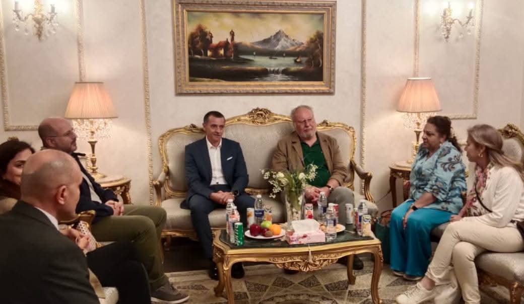 ملك مصر السابق ونجله يزوران أسوان